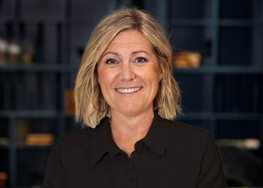 ANNA GRINS